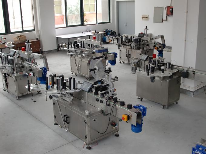 Máy dán nhãn hai mặt ngang chai vuông hộp đựng thường xuyên hoặc không thường xuyên