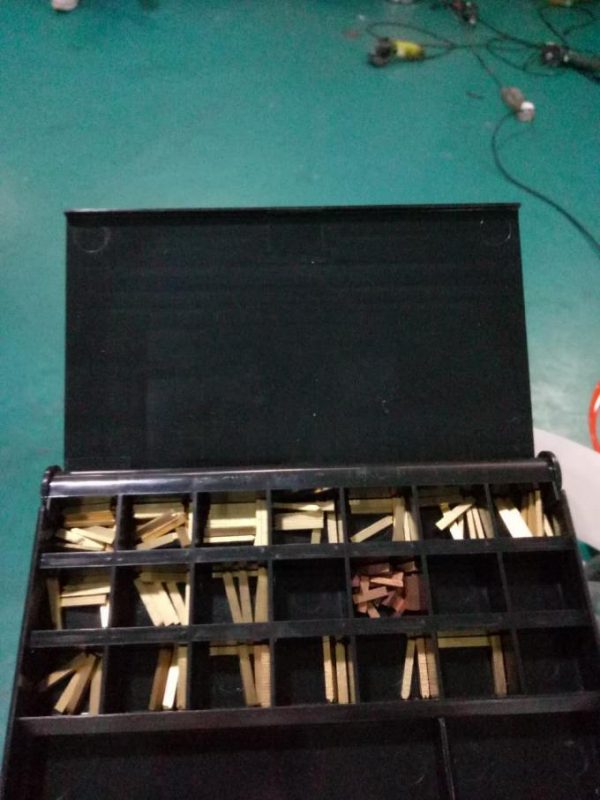 Máy dán nhãn nhãn dán bên Doubel tự động với thiết bị phân trang và máy mã hóa