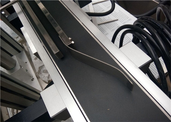 Máy dán nhãn hàng đầu hoàn toàn tự động Đối với nhãn túi phong bì rỗng nhựa