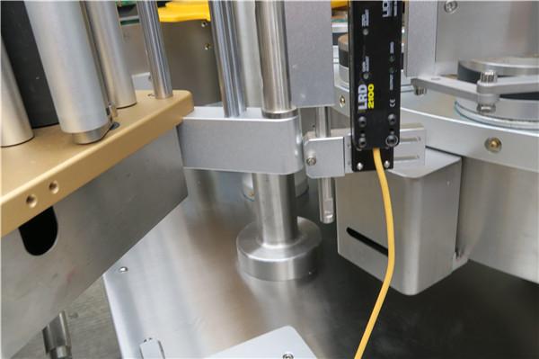 Máy dán nhãn nhãn dán quay tốc độ cao với dây đai tùy chọn máy chiết rót